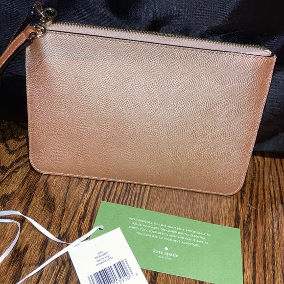 BRAND NEW Kate Spade metallic Blush Pink Wristlet - Picture 3 of 5